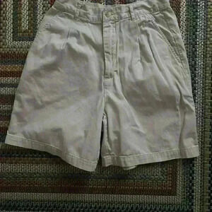 Super cute, high-waisted  MOM shorts from 90s MOM